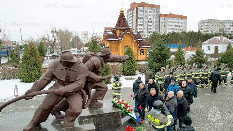 Двадцать девять ударов колокола в честь пожарных и спасателей, погибших при исполнении служебного долга, прозвучали над Аллеей памяти