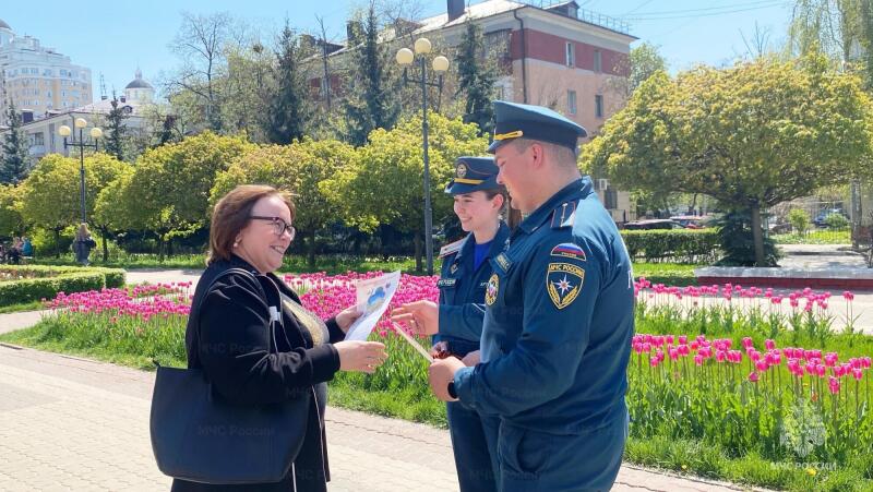 Сотрудники МЧС России поздравили белгородцев с 81-ой годовщиной Великой Победы и напомнили о правилах пожарной безопасности в праздничные дни