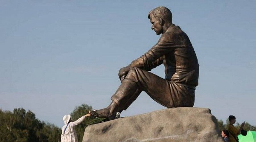 Памятник Василию Шукшину в Сростках