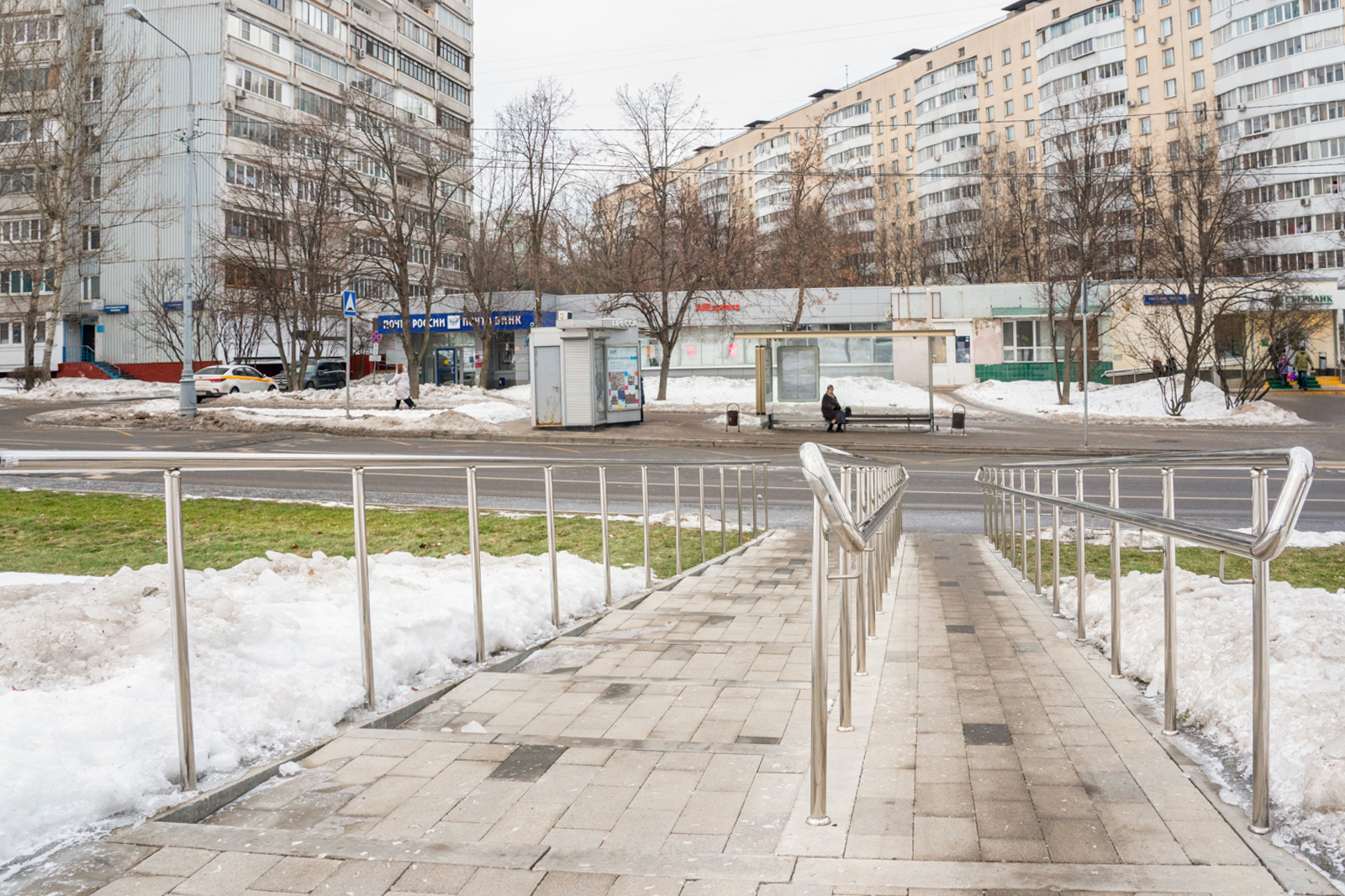 Битцевская аллея. Пешеходный переход. Пешеходный переход в городе. Мински пешеходная зона отдыха.