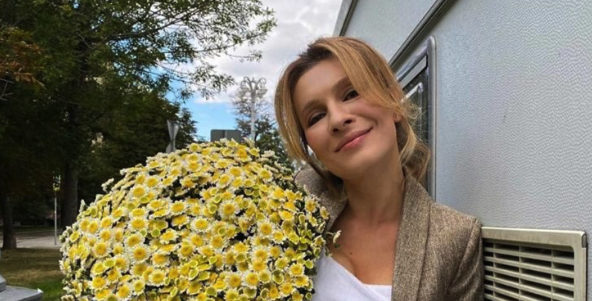 45-летняя Елена Подкаминская прошлась по городу в платье с глубоким декольте