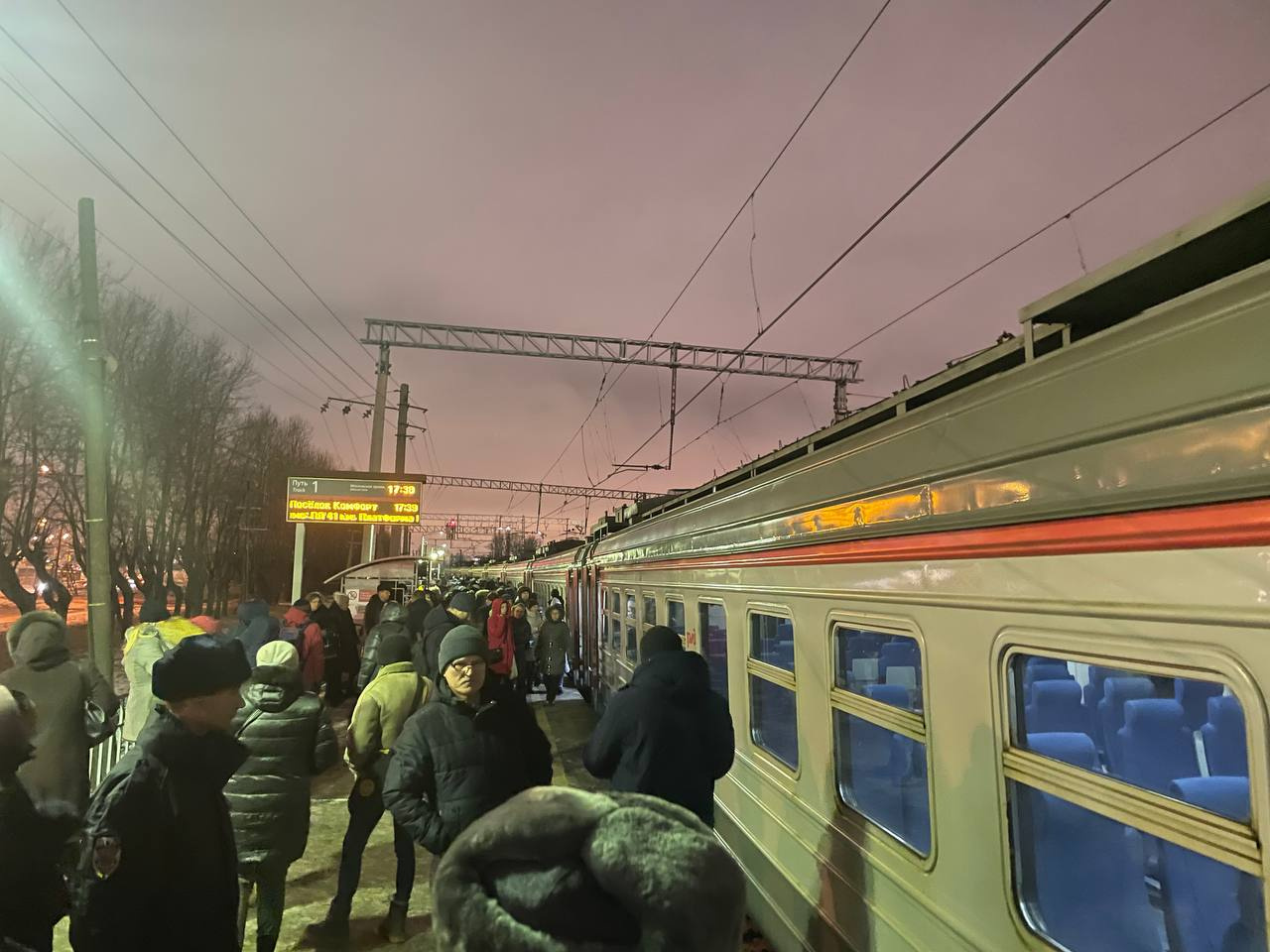 Витебский вокзал спб оредеж. Электрички. Станция поезда. Питерские электрички. Пригородный поезд.