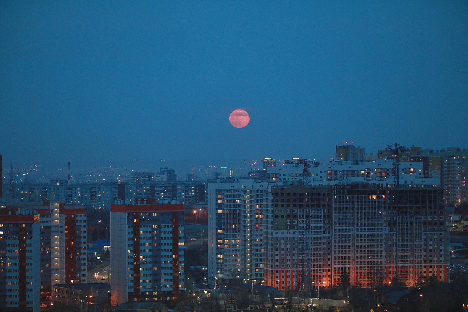 Суперлуние в 2021. Ночь большая луна. Большая луна в москве. Луна сегодня барнаул. Огромная красная луна.