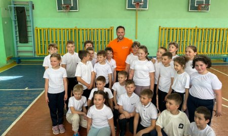 Блогер Алексей Столяров встретился с учащимися школ в Енакиево и Дебальцево в рамках миссии фонда «Орион» 