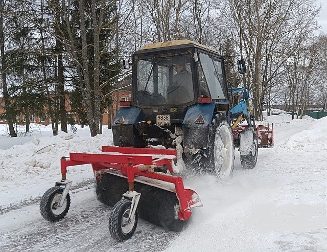 Сотрудники МУ «Благоустройство» приводят в порядок округ Лотошино после снегопада