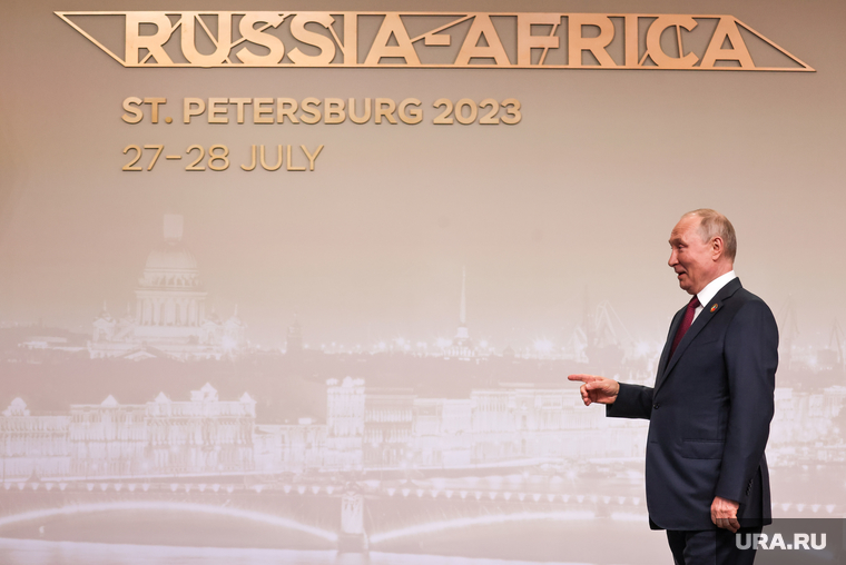 Президент России Владимир Путин на приветственном рукопожатии с лидерами саммита 