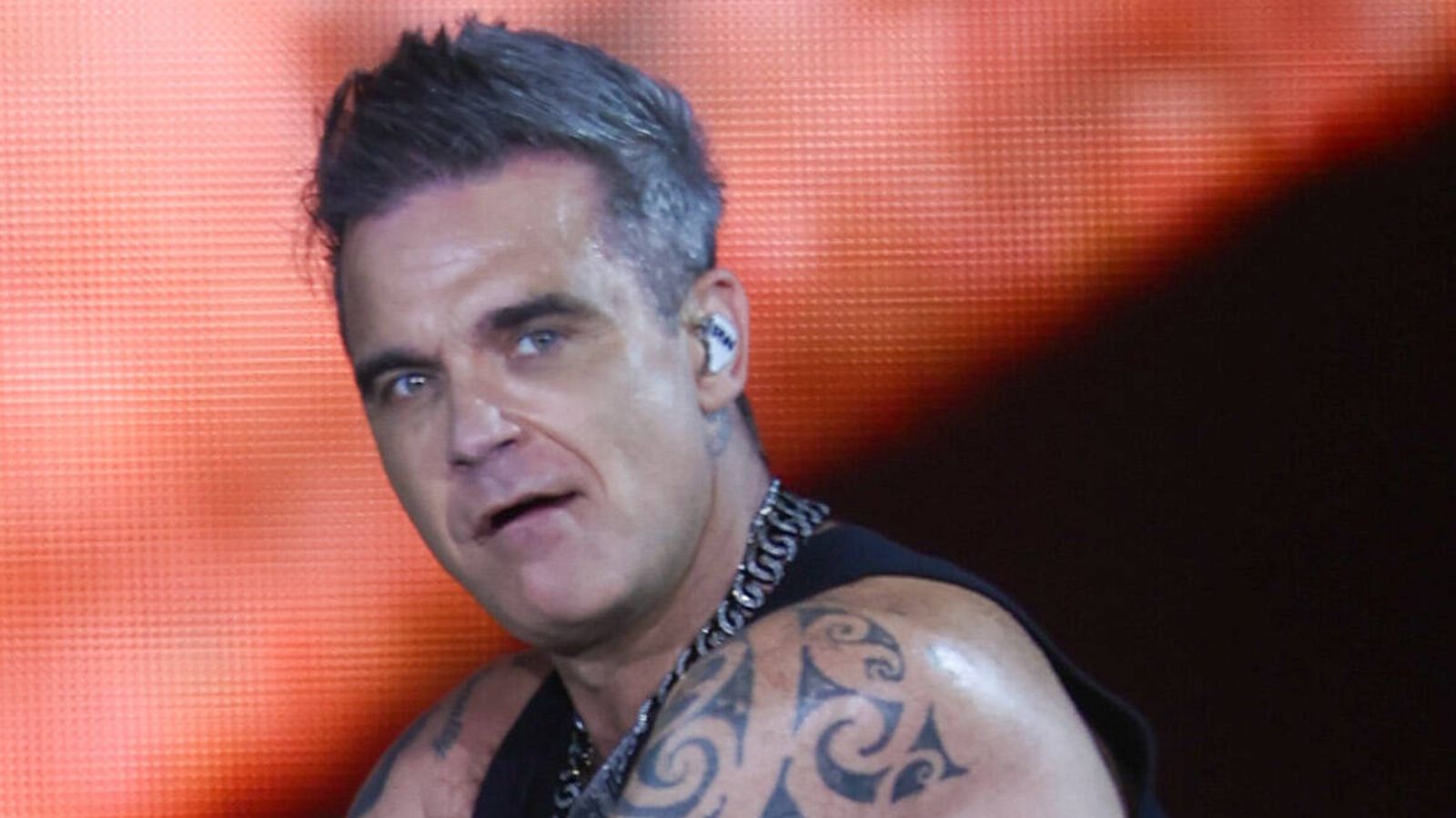 Робби Уильямсу исполнилось 49 лет: как менялся знаменитый певец