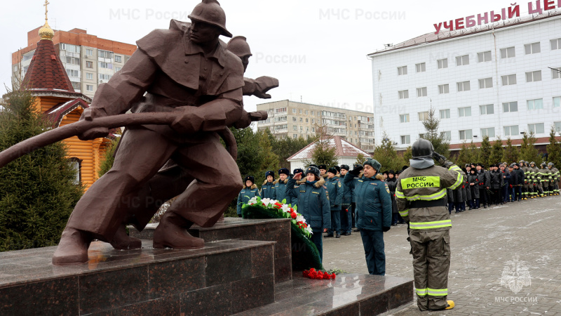 Двадцать девять ударов колокола в честь пожарных и спасателей, погибших при исполнении служебного долга, прозвучали над Аллеей памяти