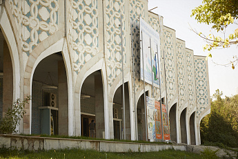 В Академии художеств Узбекистана открылась выставка ВГИКа «Новый Узбекистан в объективе кино»