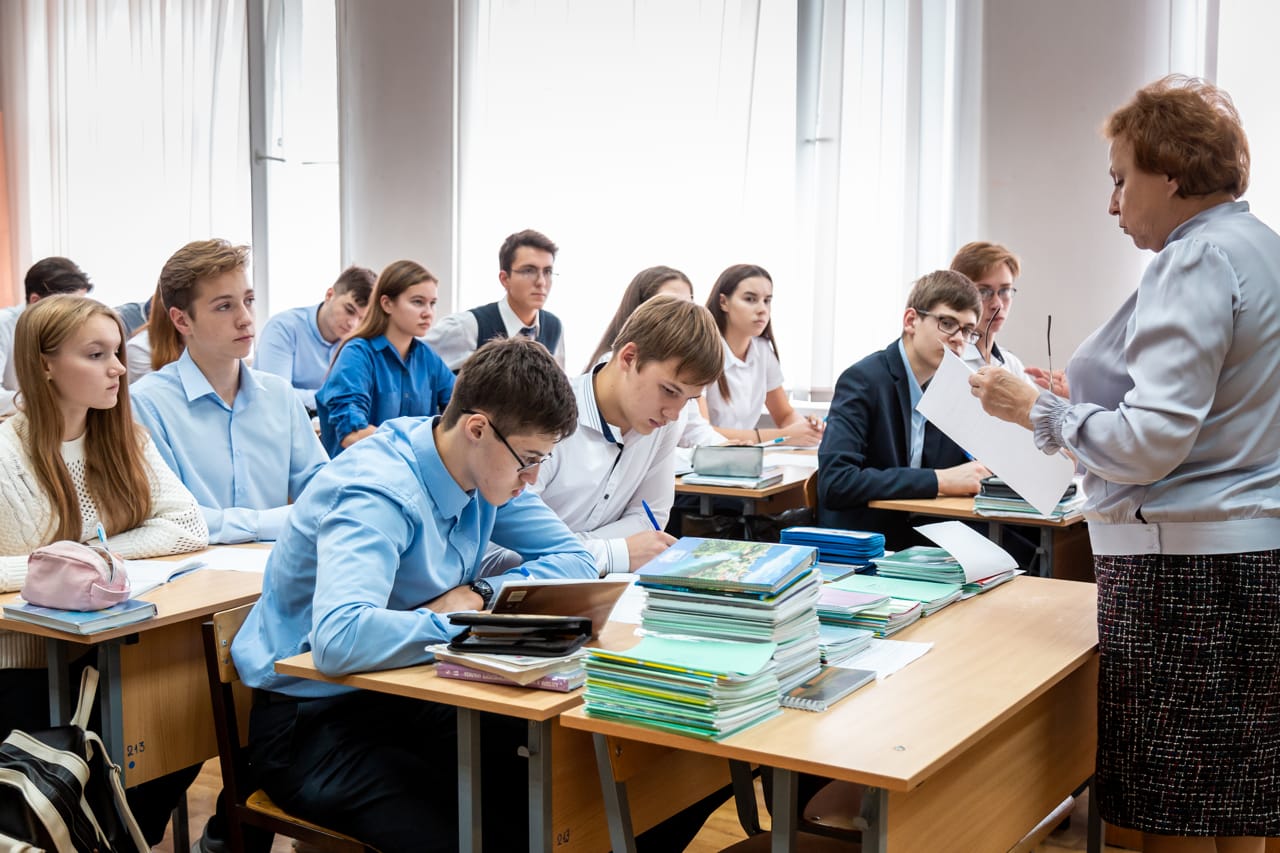 В какой школе. Современные школы подмосковья. Для чего ходить в школу. Почему мы ходим в школу рисунок. Профессии для девушек.