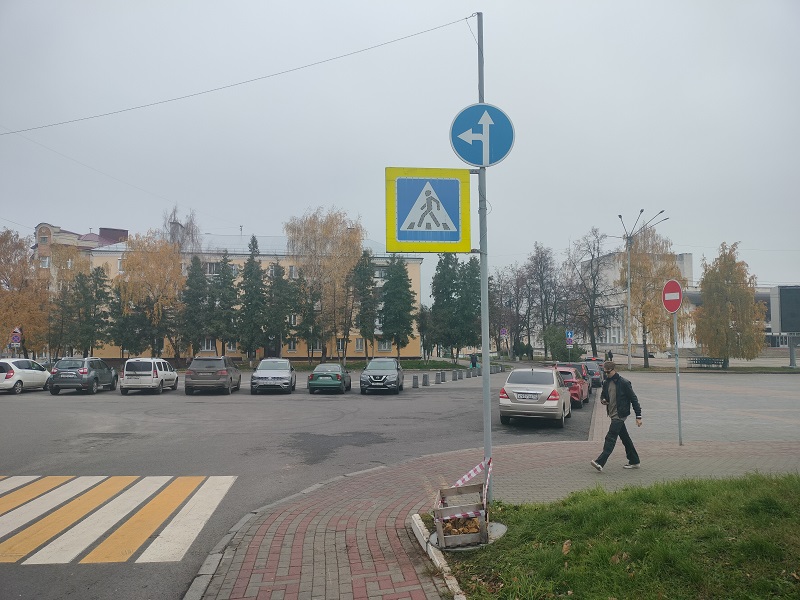 Пересечем площадь. Знак пешеходный переход. Пешеходный переход на перекрестке. Дорожный знак Орел. Дорожный знак Перекоп.