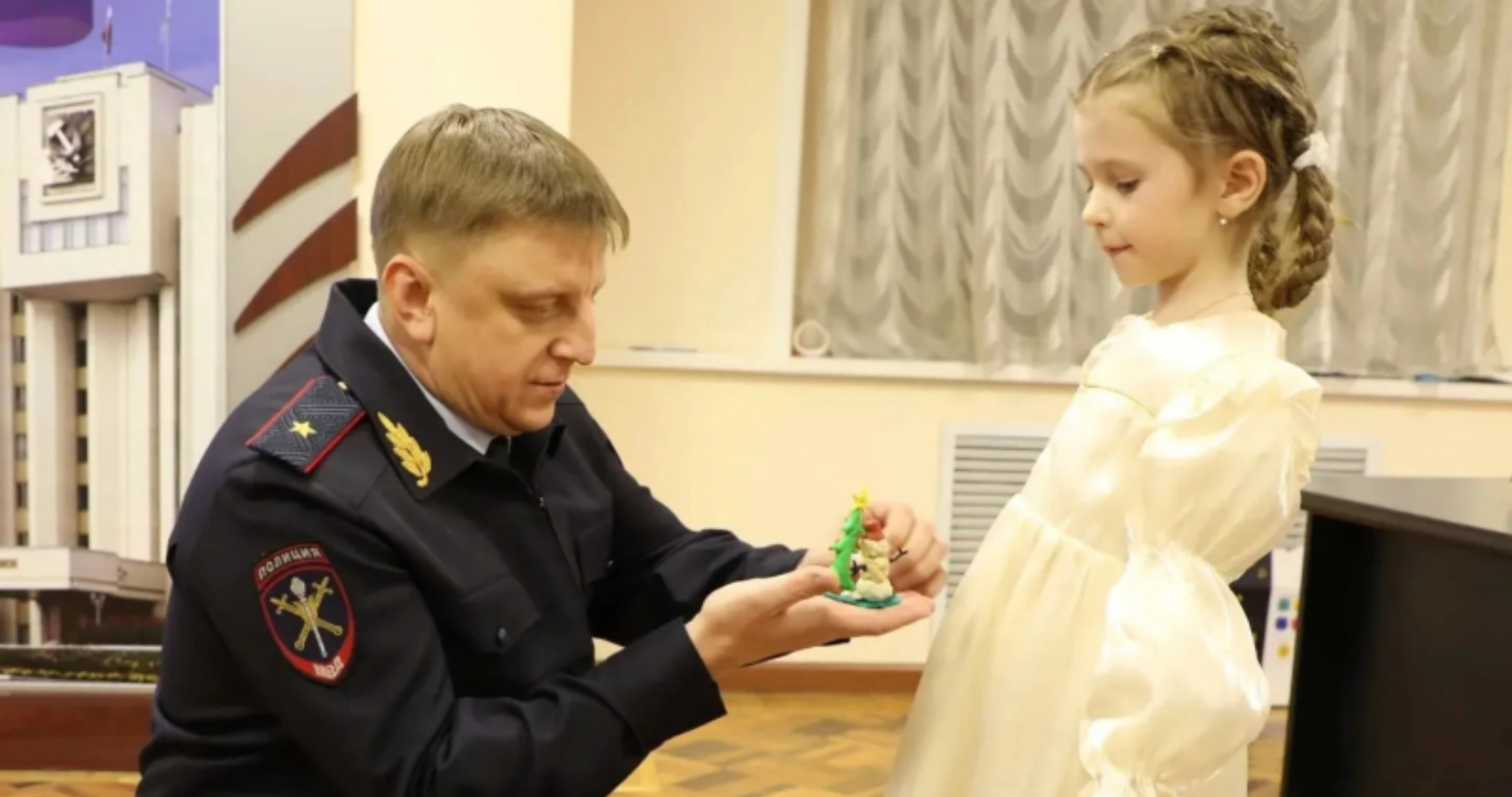 Генерал-майору полиции в Саранске шестиленяя дочь героя подарила снеговичка 