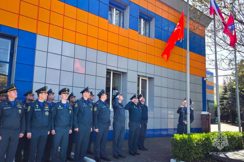 Знамя Победы подняли в МЧС России по Севастополю