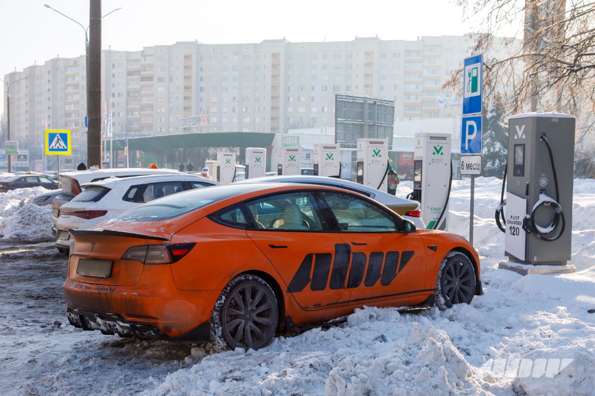Таксисты занимают все зарядки? Что происходит на электрозаправках днем