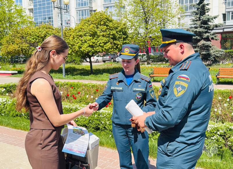 Сотрудники МЧС России поздравили белгородцев с 81-ой годовщиной Великой Победы и напомнили о правилах пожарной безопасности в праздничные дни