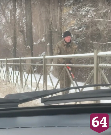 Саратовцы самостоятельно чистят тротуары от снега