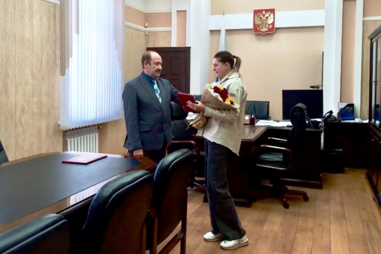 Государственные награды супруге погибшего росгвардейца передали в Алтайском крае