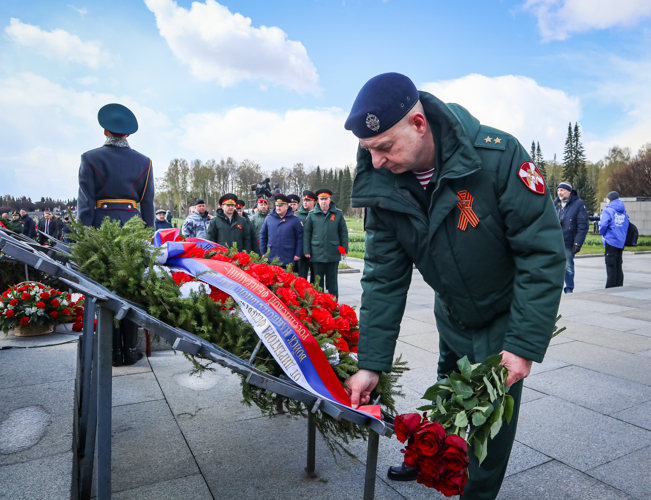 В Санкт-Петербурге росгвардейцы почтили память погибших в годы Великой Отечественной войны
