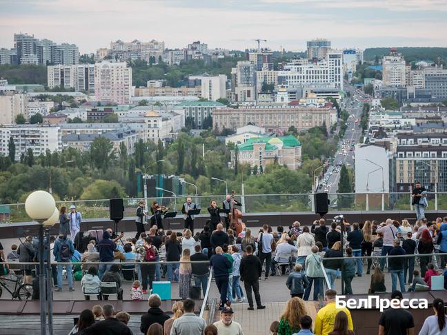 В Белгороде открыли сезон вечерних концертов на крыше Школы 21 - Изображение 3