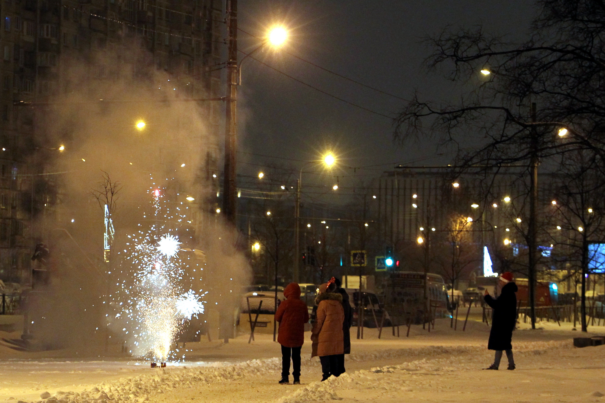 В питере отменили новогодний салют. Новогодний Питер. Ночные гуляния новый год. Новогодняя ночь в Питере. Питер ночь НГ.