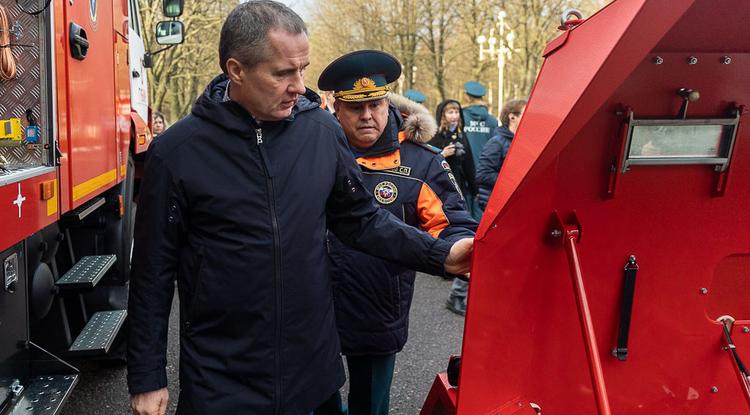 Вячеслав Гладков вручил ключи от новых спецмашин белгородским пожарным
