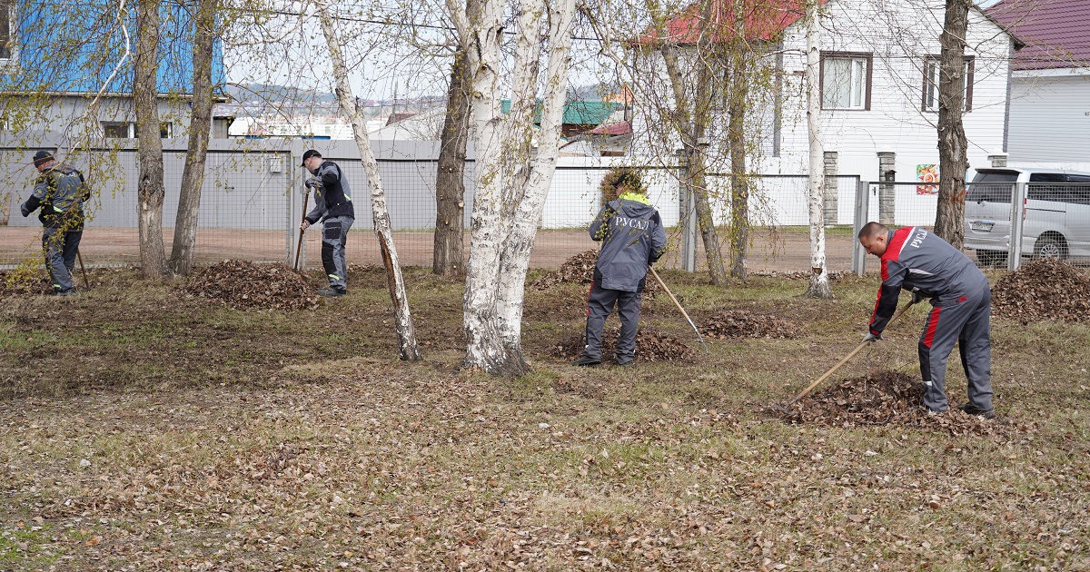 Сотрудники БрАЗа провели субботник в Парке металлургов