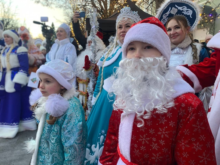 Дедушки Морозы открыли каток в Гатчине