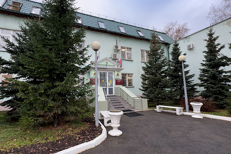 Этому зданию уже порядка 60 лет. В 2008 году Кировскому суду в связи с «производственной необходимостью» надстроили третий, мансардный, этаж, сделали капитальный ремонт