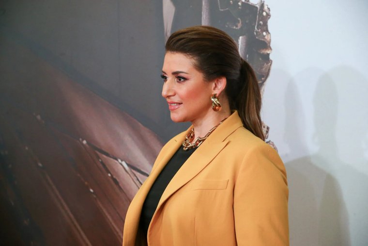 В юные годы Жасмин хотела стать переводчицей