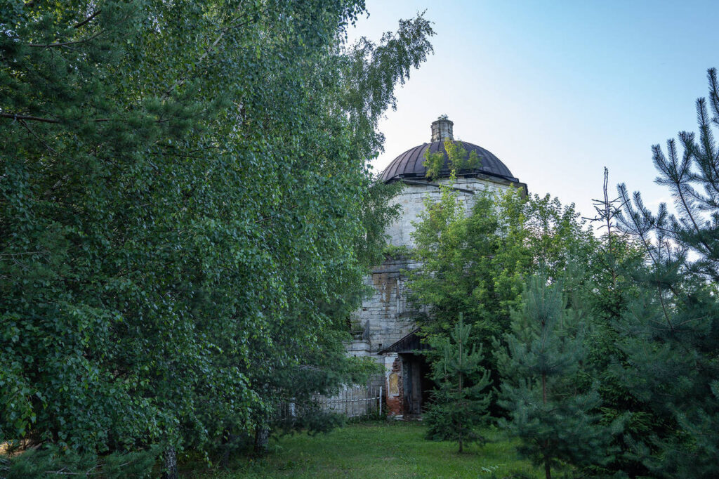 Кому принадлежит церковь. Воскресенский храм (Старица).