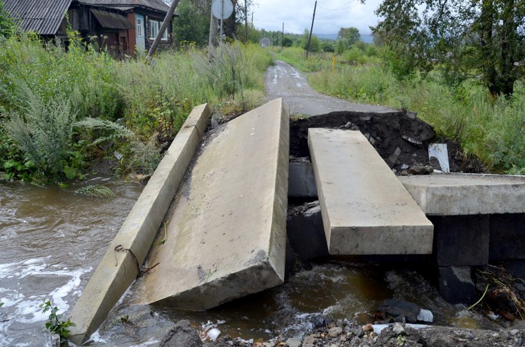 Мост обрушился из-за сильных осадков и течения