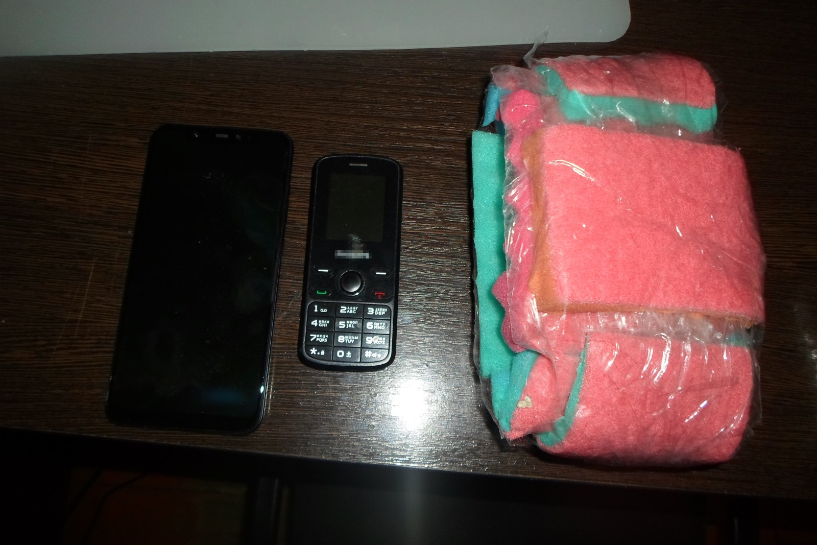 передача запрещенных предметов в тюрьму.