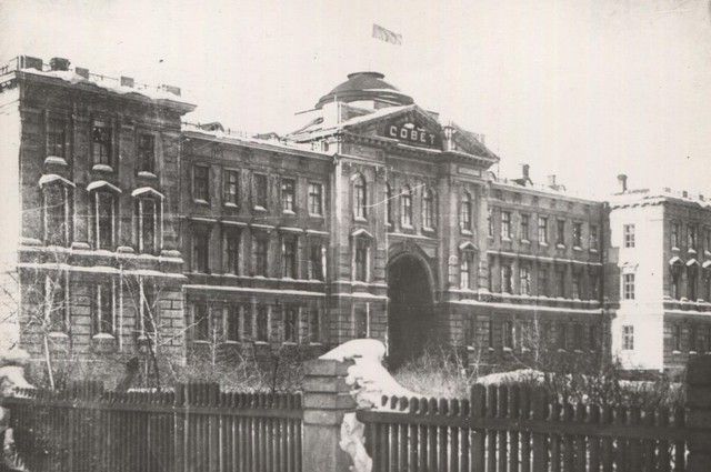 В 1920 году в здании судебных установлений находился Сибревком. Ныне его занимает Законодательное Собрание Омской области.