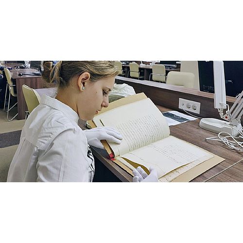 Московская молодежь изучает уникальные документы астрономов