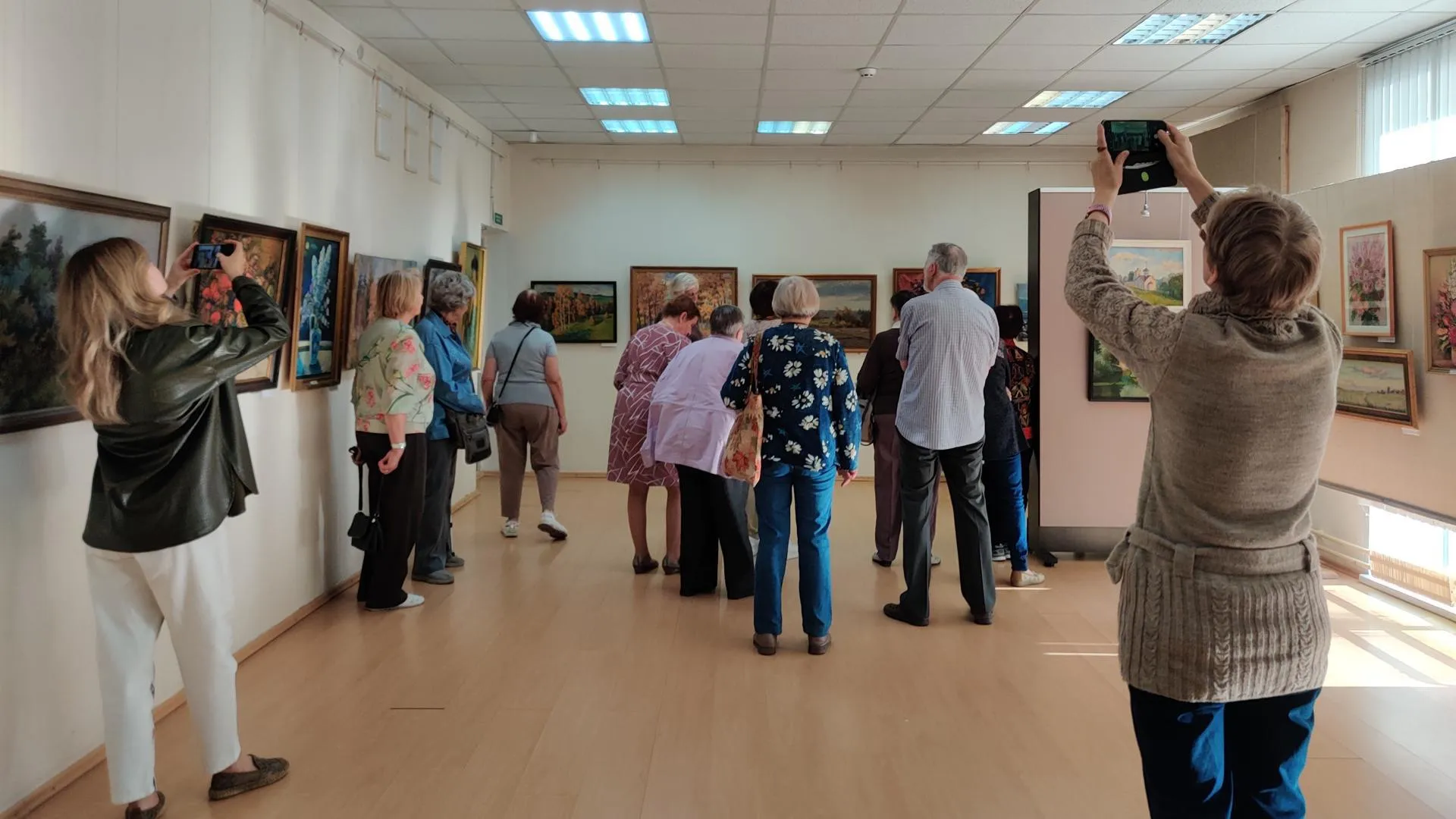 Уникальную выставку картин художников-любителей открыли в Красноармейске