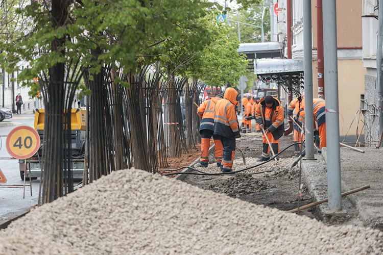 Еще в феврале кабмин Татарстана утвердил, что в 2025-м на ремонт и строительство дорог выделят 39,1 млрд рублей вместо 83 млрд годом ранее