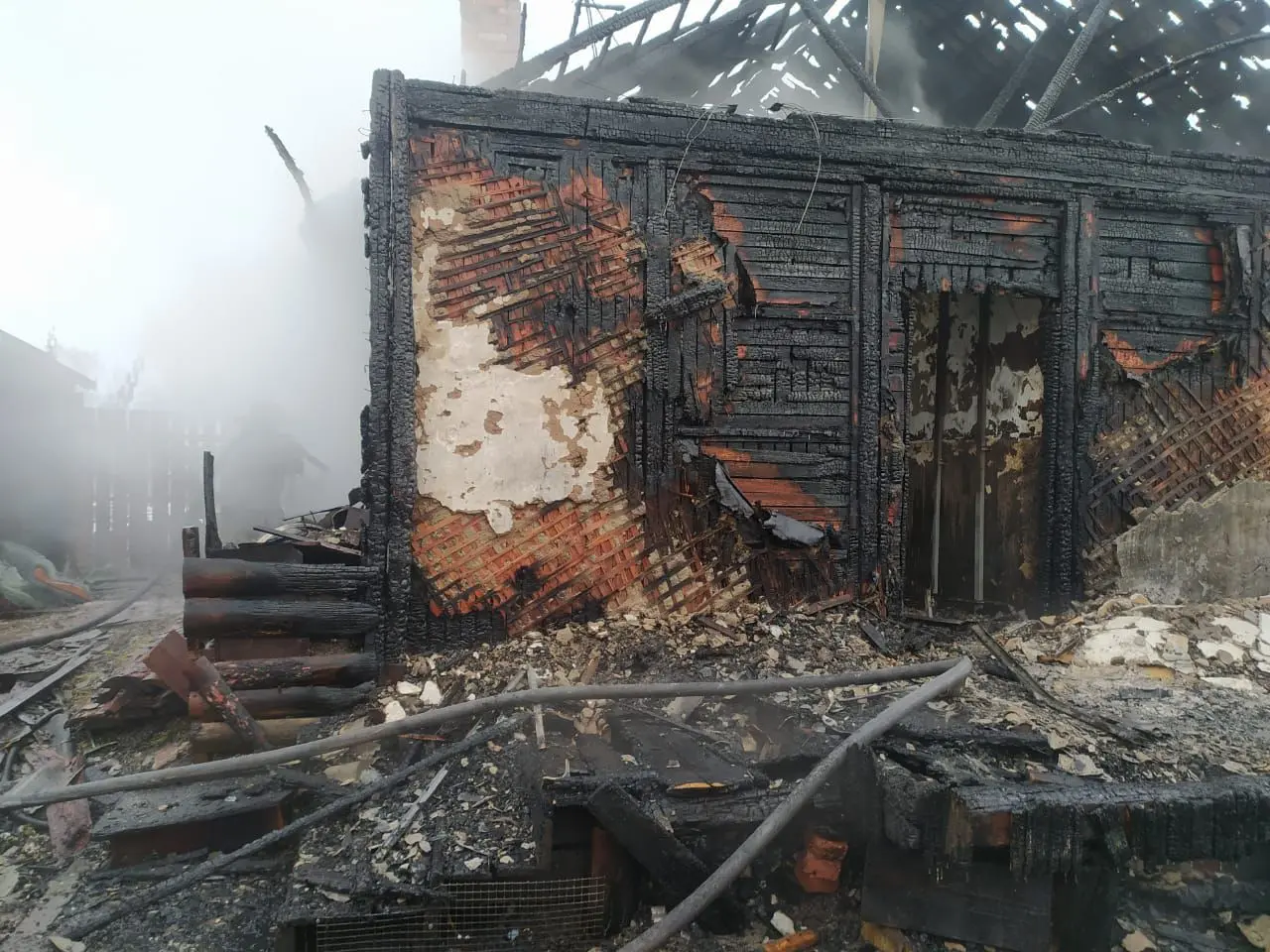 Школьница погибла в пожаре в частном доме в Искитимском районе Новосибирской области в пятницу, 7 ноября. Еще шесть человек пострадали.