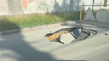 Нива провалилась в асфальт