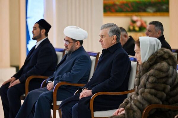 Шавкат Мирзиёев возложил цветы к подножию памятника Исламу Каримову в Ташкенте - Sputnik Узбекистан