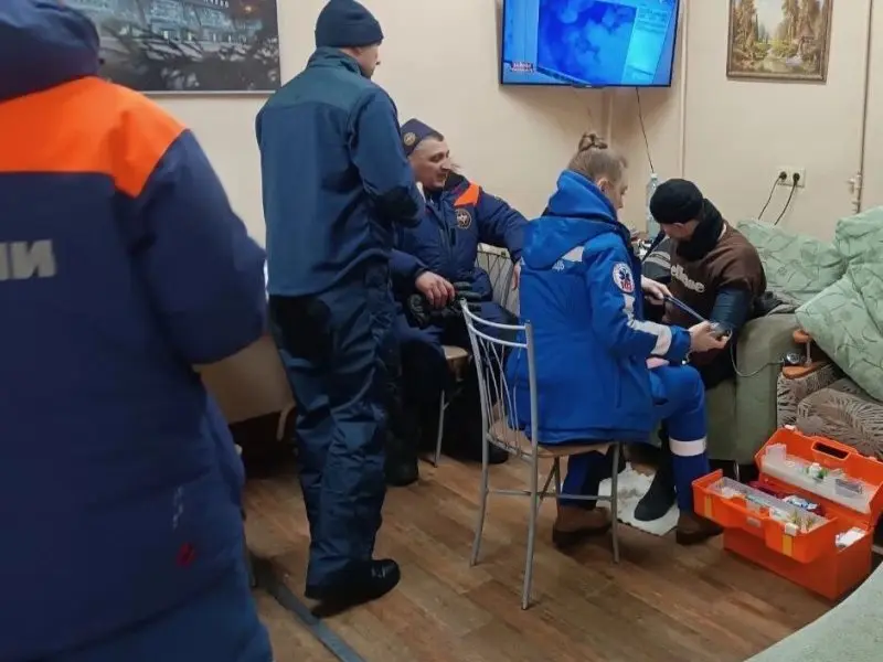 Бердские спасатели МЧС в ночь на 30 января обнаружили 22-летнего мужчину, который пытался пешком пересечь замерзшее водохранилище. Пострадавшего передали врачам скорой помощи на базе отряда, но от госпитализации он отказался.