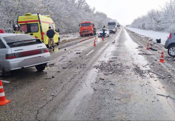 Два человека погибли в ДТП на скользкой трассе в Усть-Лабинском районе Кубани