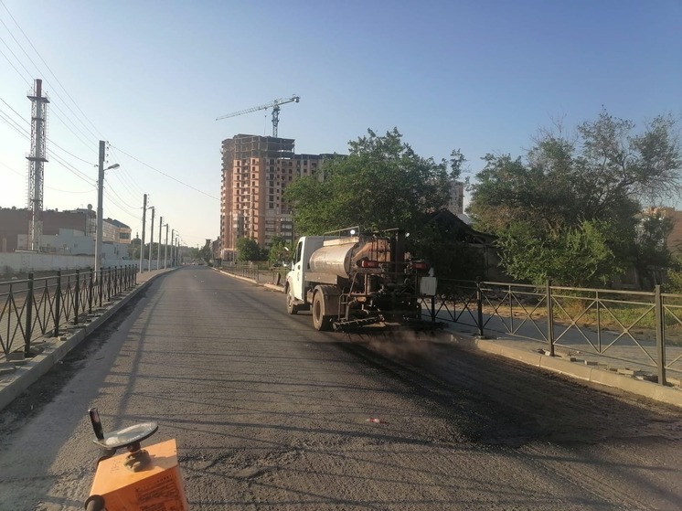 В Астрахани на улице Волжской меняют асфальт