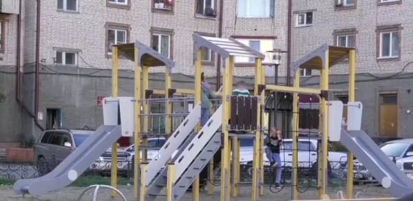 В самом большом дворе Северобайкальска открыли детскую площадку 