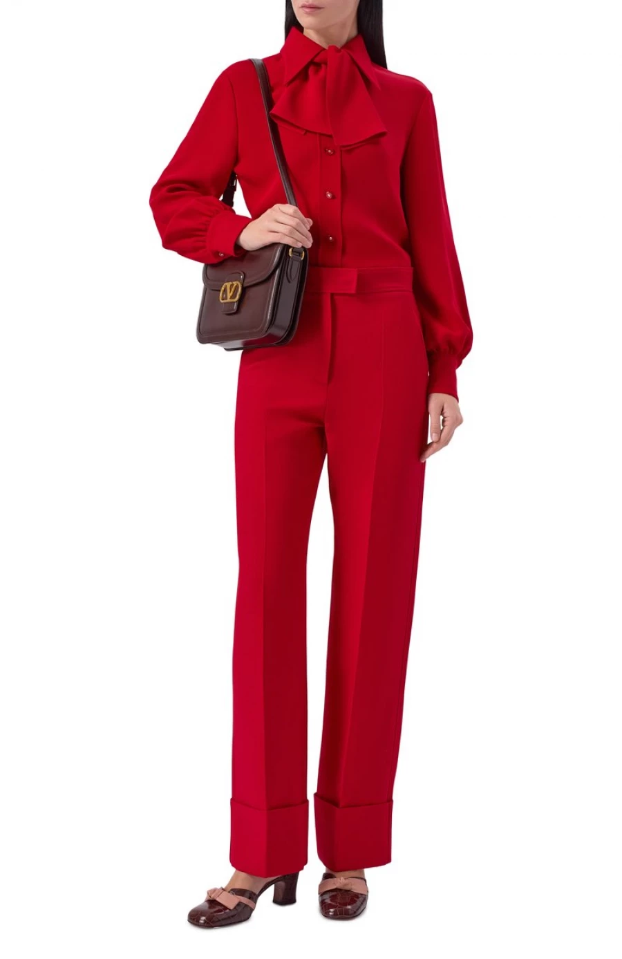 Брюки из шерсти и шелка 243 000 рублей. Шелковая блузка, 271 500 рублей.