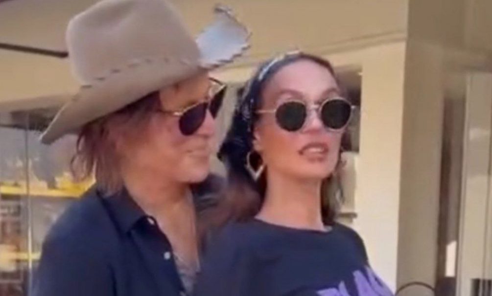 «Облапал, как ш****! У него воняло изо рта»: сальные объятия 72-летнего Микки Рурка и Алёны Водонаевой вызвали омерзение в Сети 