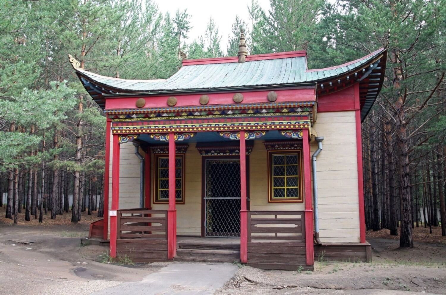 В Улан-Удэ вы сможете побывать в бурятской деревне или посетить крупнейший центр буддизма в стране