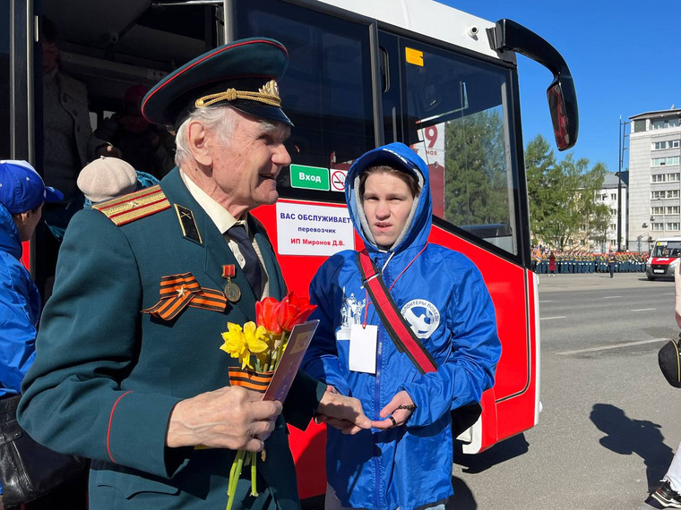 Ветеранов встречают и провожают на свои места на трибунах волонтеры