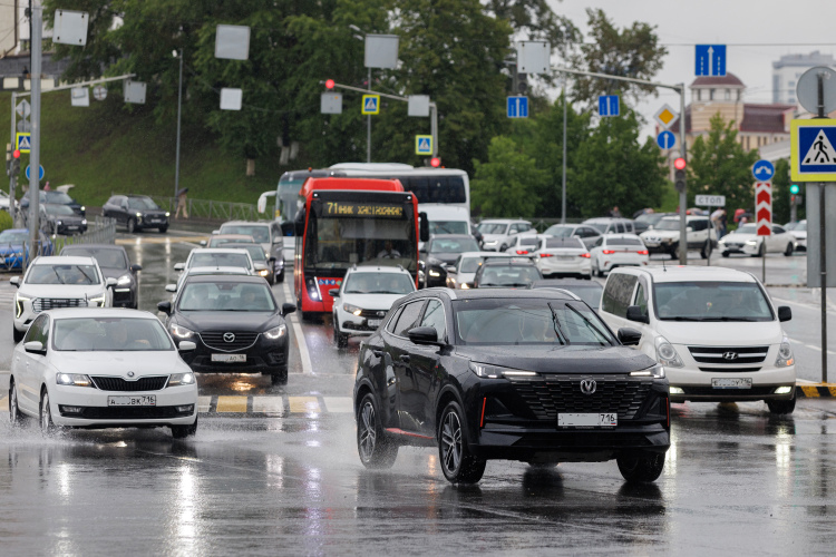«Сегодня от общих продаж китайские бренды составляют две трети. Параллельный импорт — 8 процентов. Параллельно завозятся в основном «европейцы» и «японцы»