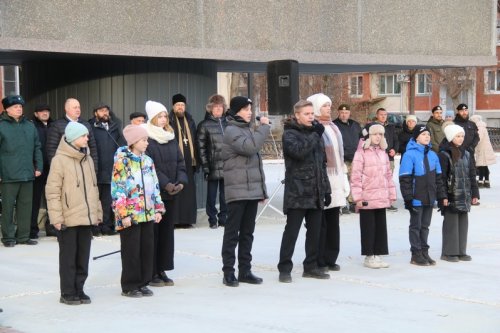 В честь Дня Героев Отечества озерчане возложили цветы к Вечному огню.