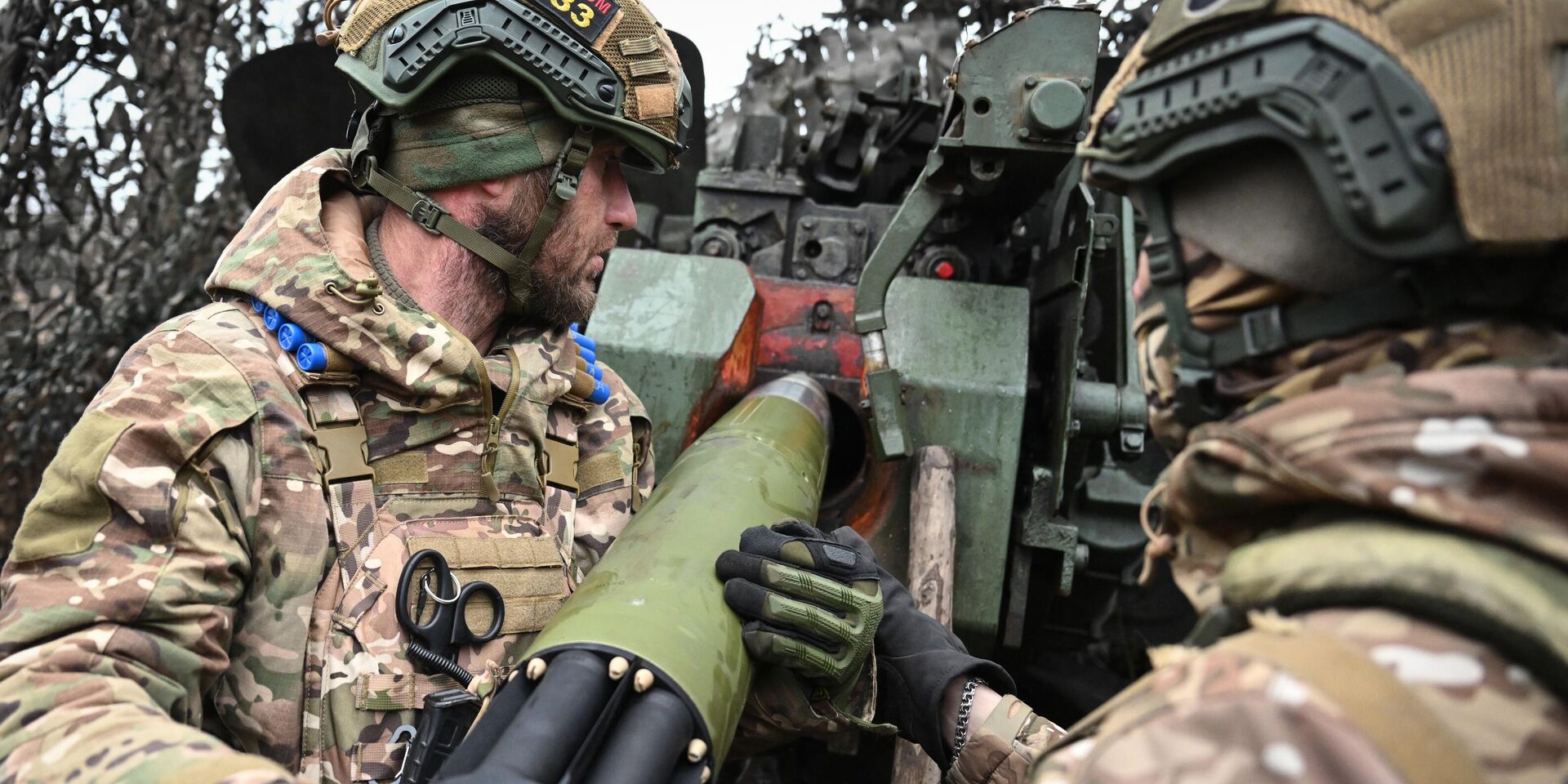 Стрельба снарядами Краснополь из гаубицы 2А65 Мста-Б ЦВО на Красноармейском направлении - ИноСМИ, 1920, 19.11.2025